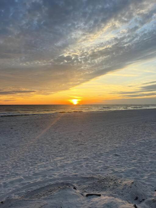 Lazy Palm 4 Pools Short Walk To Beach! Sleeps 5! Panama City Beach Kültér fotó